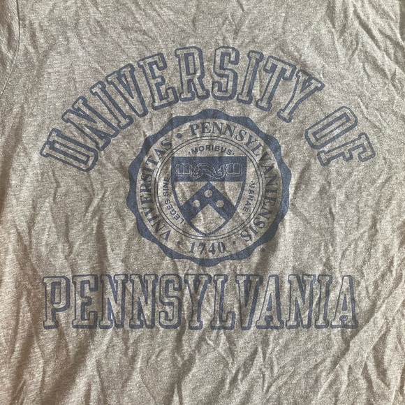 Grey University of Pennsylvania UPenn Crest T-Shirt - Picture 2 of 3